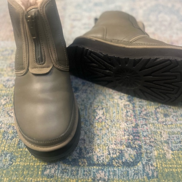 Women’s Ugg Boots - Picture 4 of 8